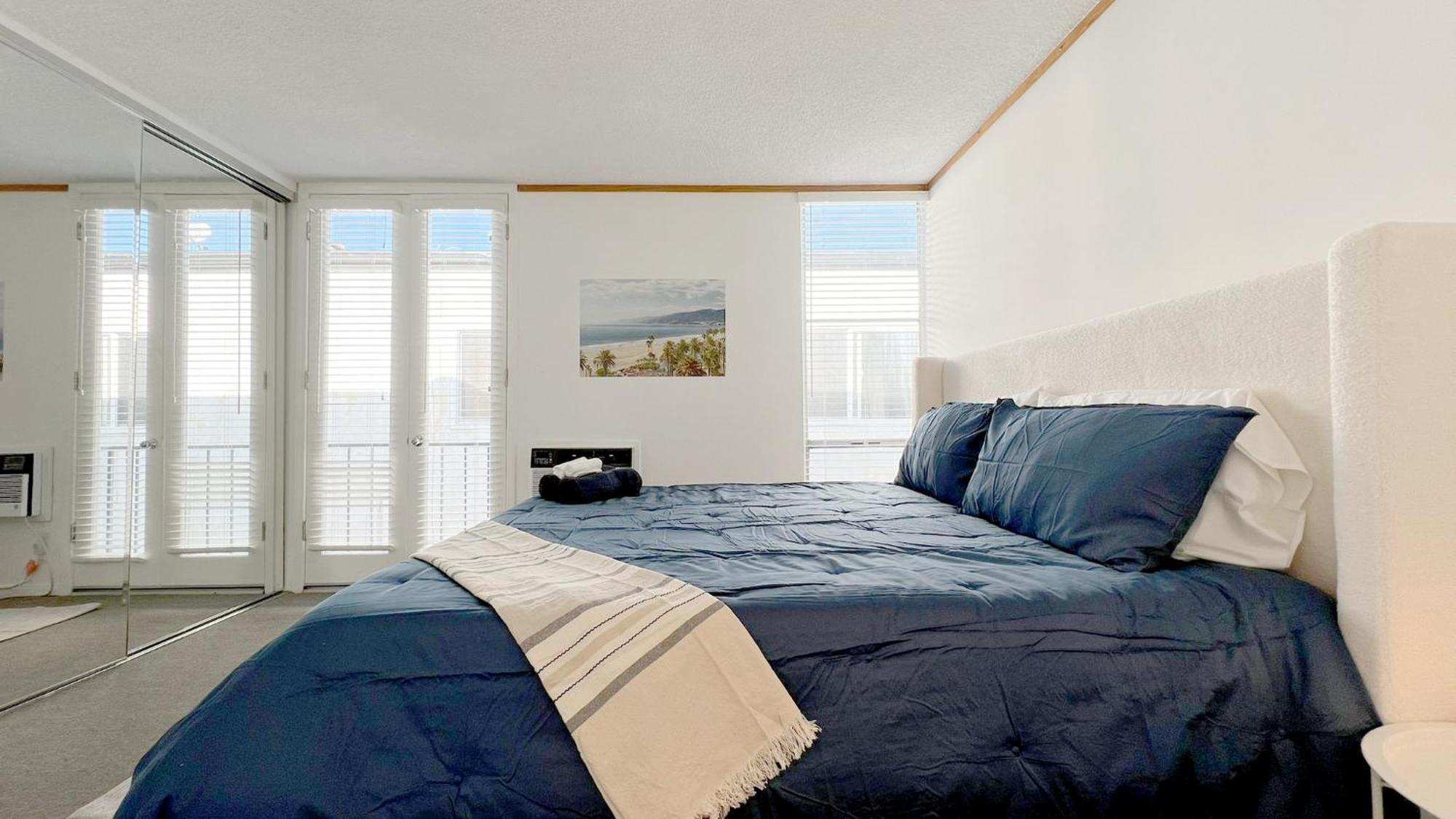 Coastal Retreat Steps From The Santa Monica Los Angeles