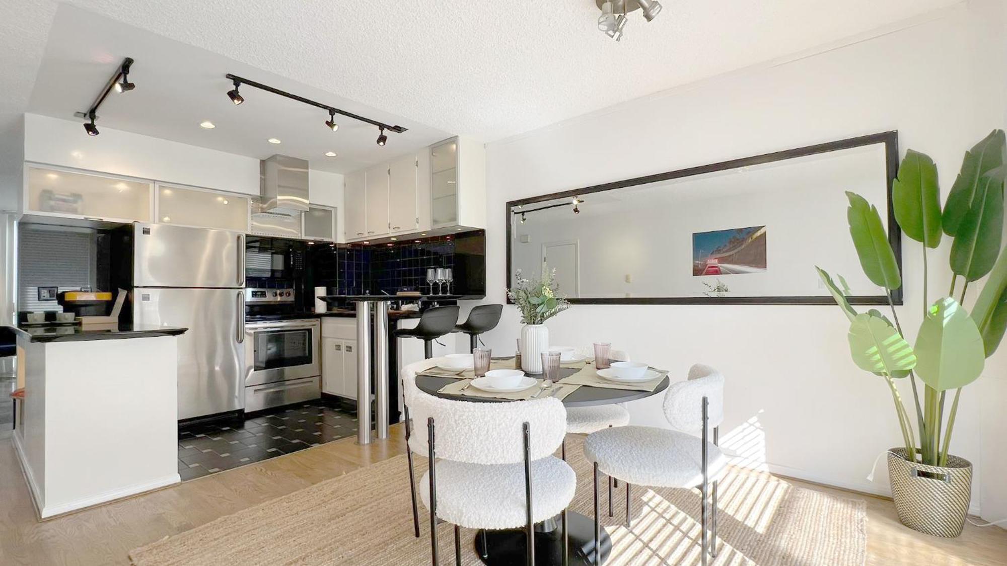 Coastal Retreat Steps From The Santa Monica Los Angeles